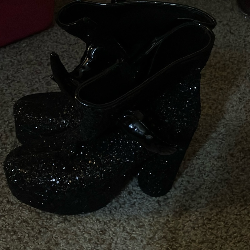 Size 6 sparkly horned new boots
